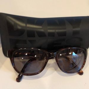 Tortoise/smoked women’s sunglasses